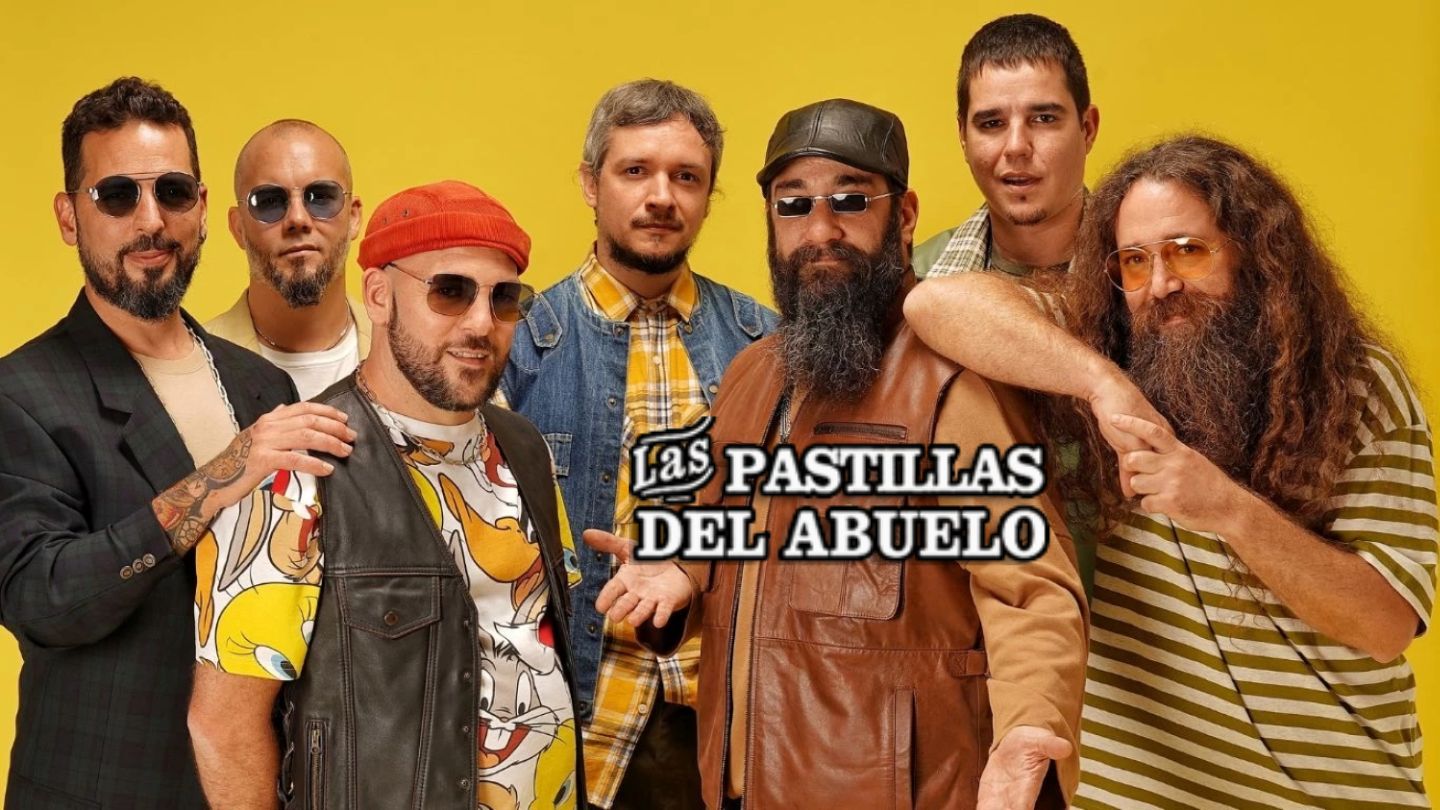 La banda Las Pastillas del Abuelo posando al aire libre en una foto promocional reciente