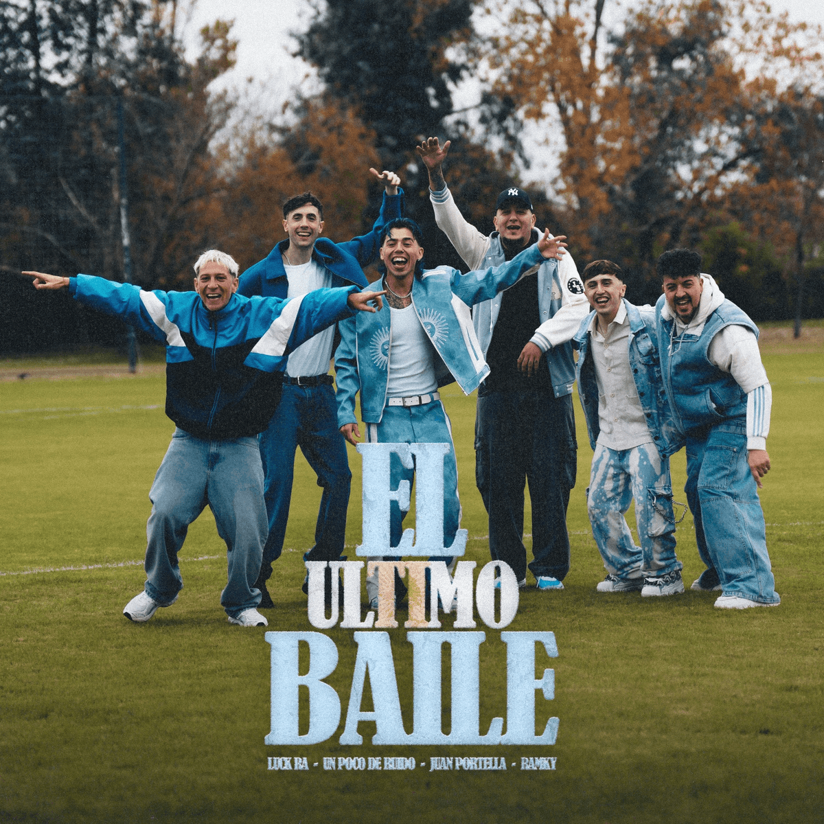 Luck Ra en vivo con guitarra, el público bailando y luces de estadio